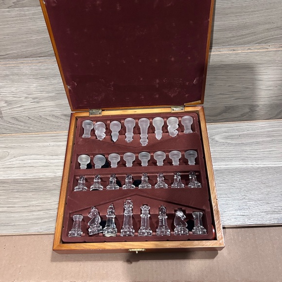 Glass chess set with wooden case and mirror playing board. Checkers included - Picture 6 of 7